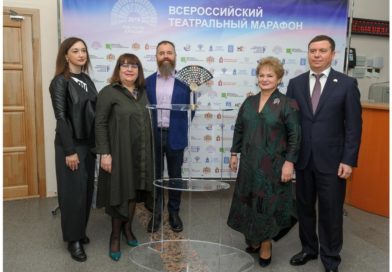 5 апреля в Ноябрьске прошла церемония передачи Символа Всероссийского театрального марафона.